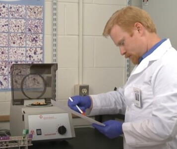 Клиника лечения наркозависимости в Новокубанске Врач в кабинете клиники