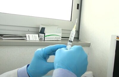 Проведение кодирования Вивитролом в Новокубанске Шприц с Вивитролом в руках у врача